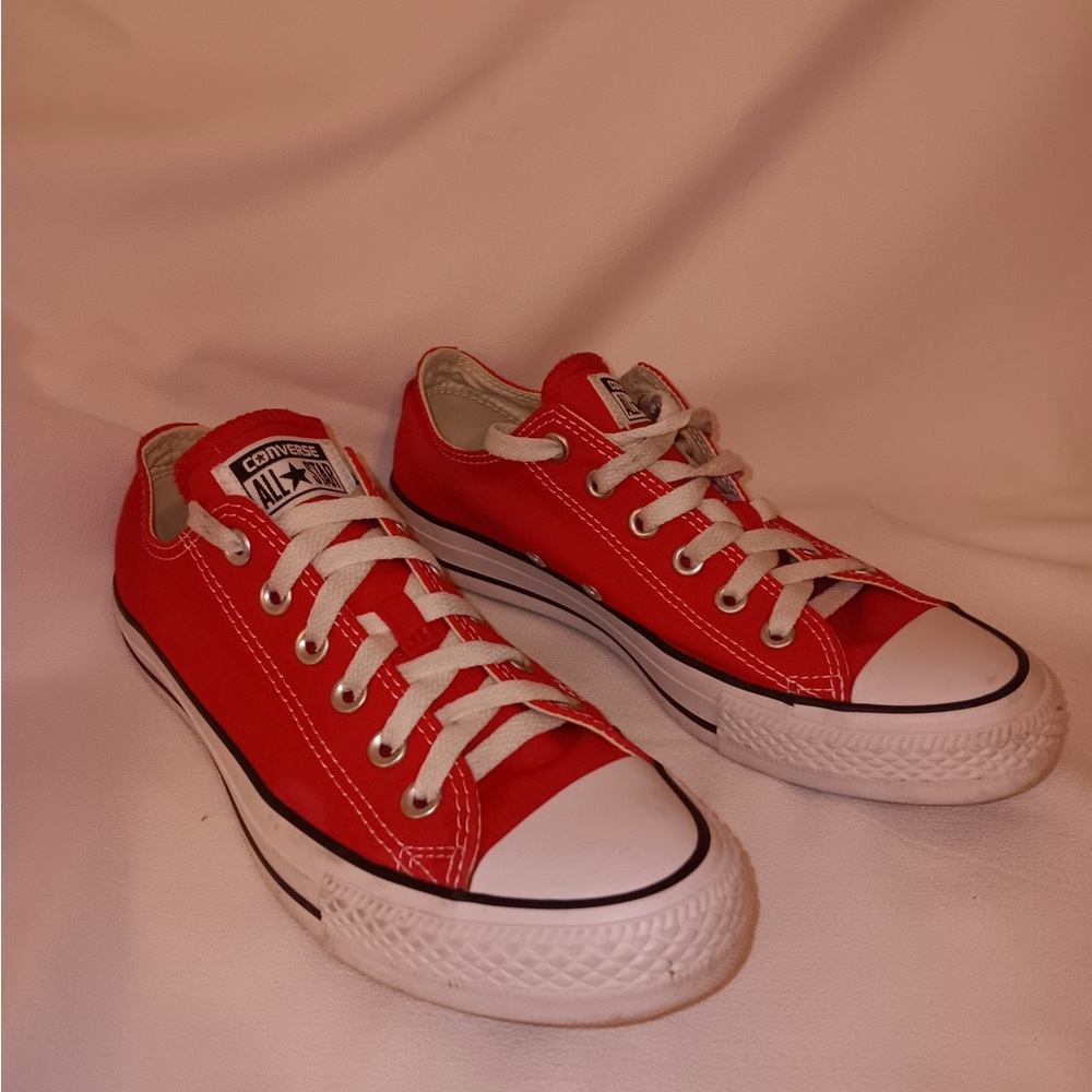 Converse women’s low top, size 8